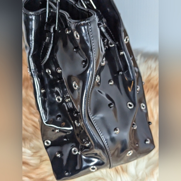 TOD'S Patent Leather Studded handbag. - Picture 3 of 12
